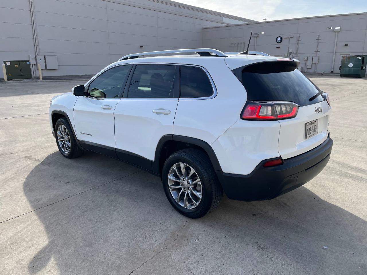 Image 3 of 2019 JEEP CHEROKEE LATITUDE PLUS 2019 with VIN 1C4PJLLB9KD205662