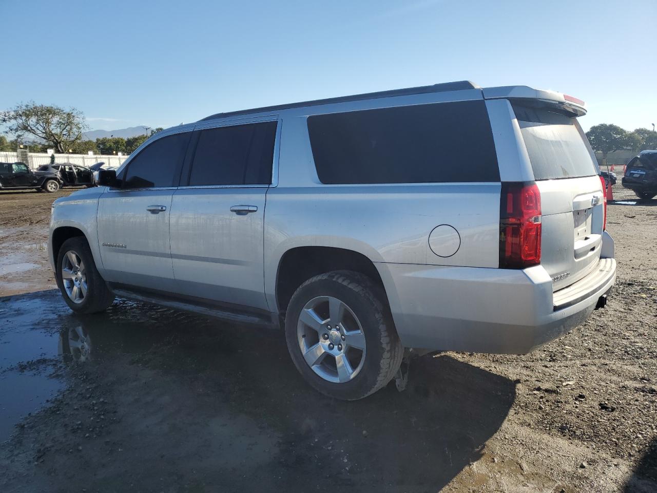 Obraz 2 z 2017 CHEVROLET SUBURBAN C1500  LS 2017 z VIN 1GNSCGKC2HR397838