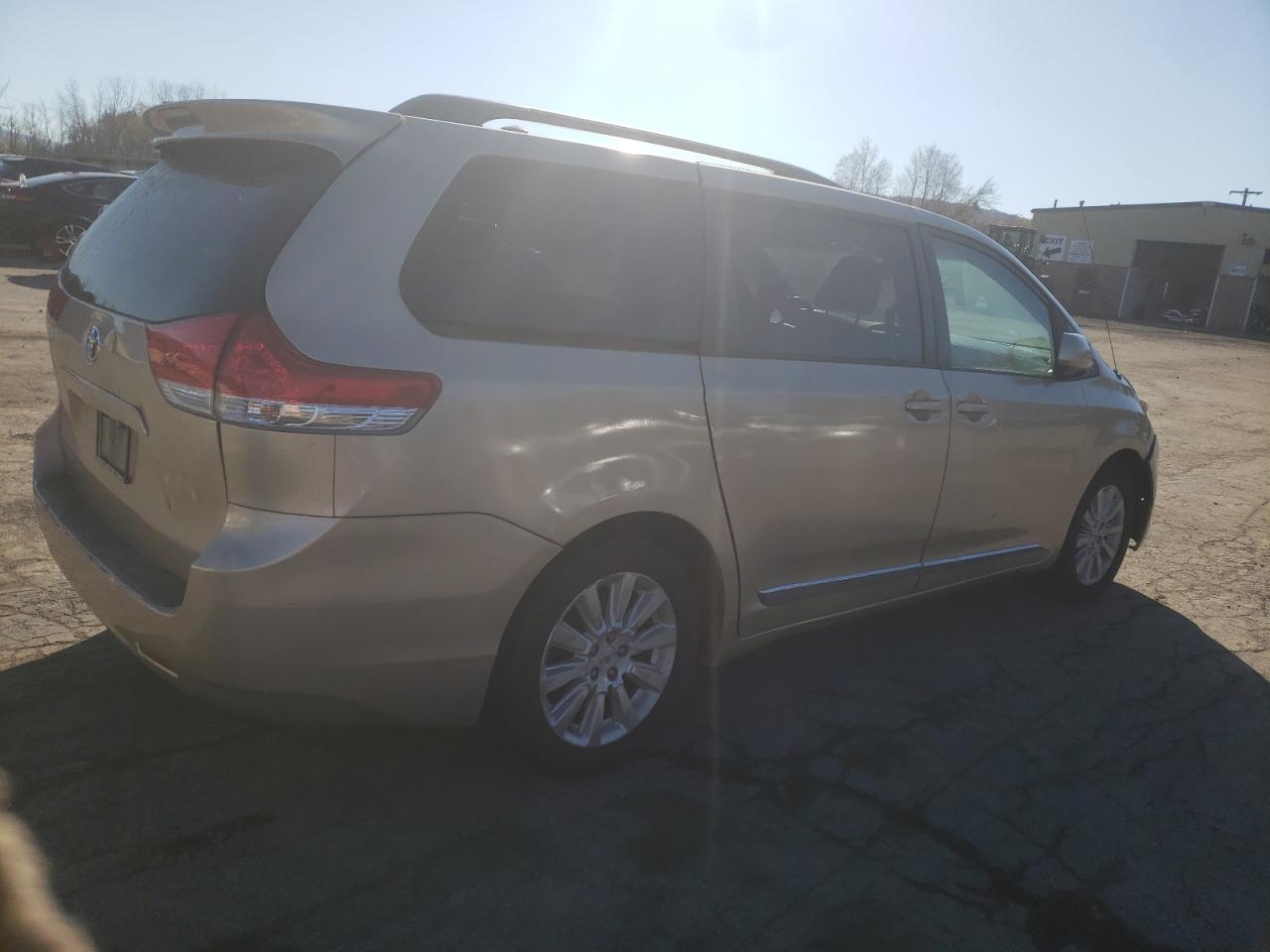 Image 3 of 2011 TOYOTA SIENNA XLE 2011 with VIN 5TDDK3DC4BS013450