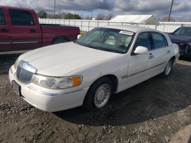 Image 1 of 2000 LINCOLN TOWN CAR EXECUTIVE 2000 with VIN 1LNHM81W0YY884930
