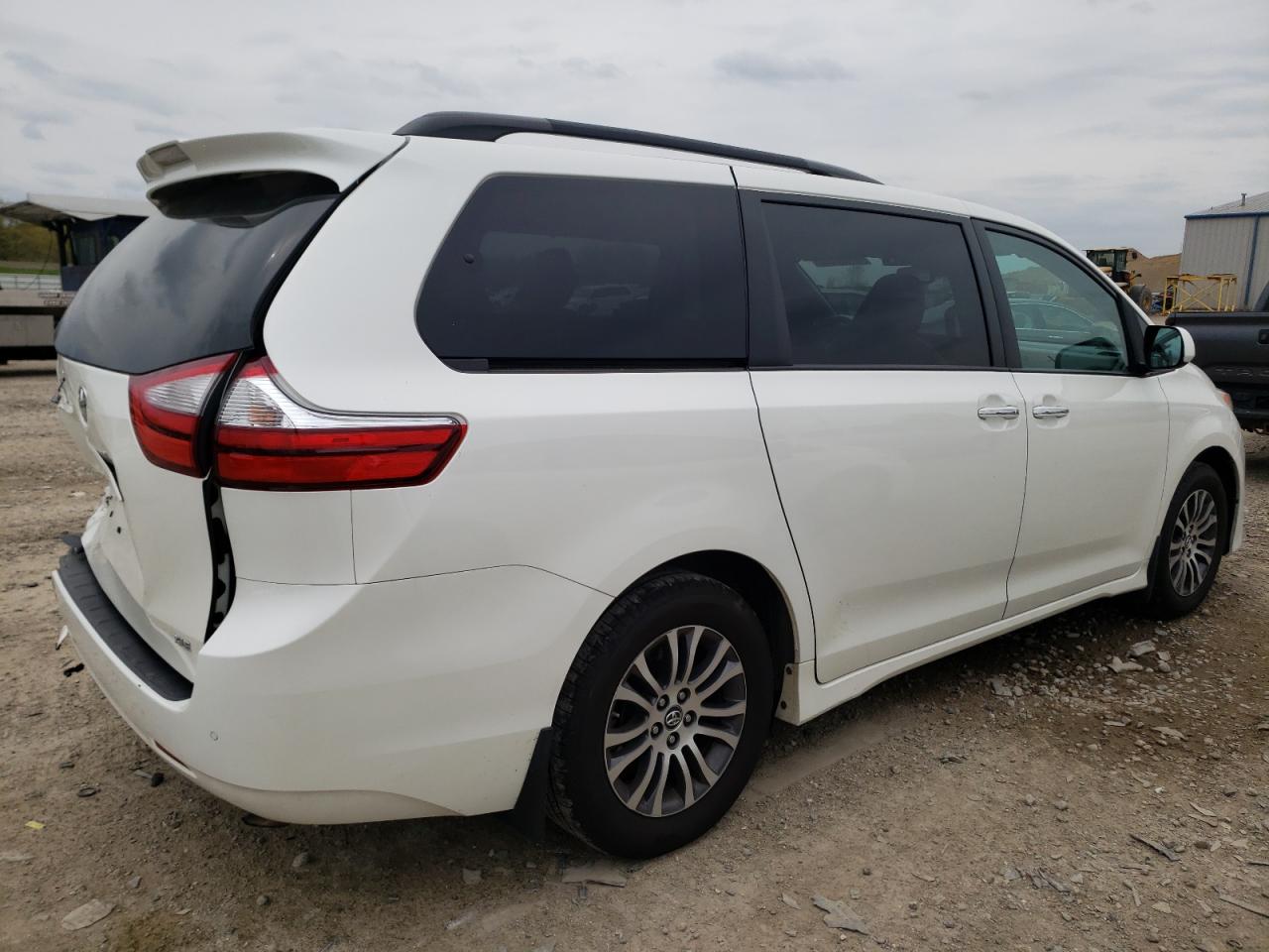 Image 3 of 2018 TOYOTA SIENNA XLE 2018 with VIN 5TDYZ3DC6JS954295