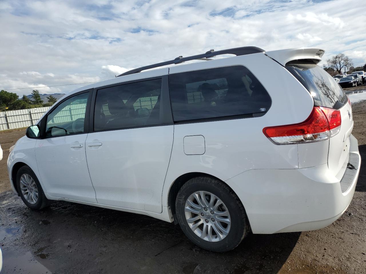 Image 2 of 2013 TOYOTA SIENNA XLE 2013 with VIN 5TDYK3DC1DS283899