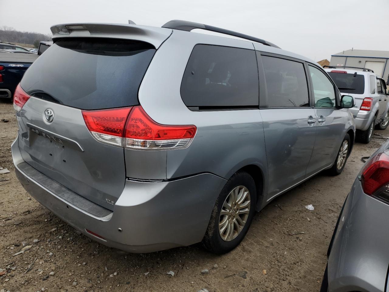 Image 3 of 2014 TOYOTA SIENNA XLE 2014 with VIN 5TDYK3DC1ES449906