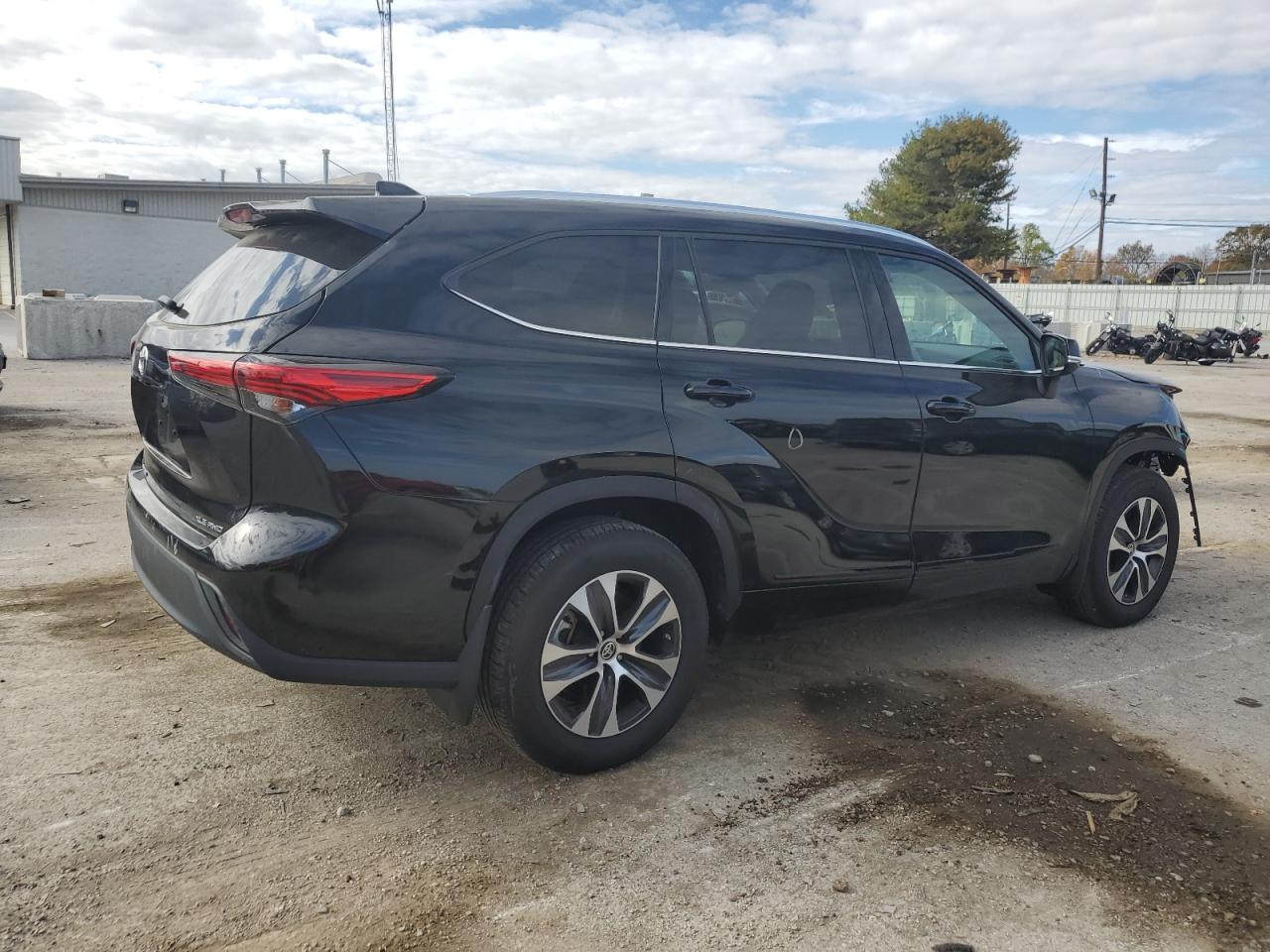 Obraz 3 z 2021 TOYOTA HIGHLANDER XLE 2021 z VIN 5TDGZRBH1MS551746