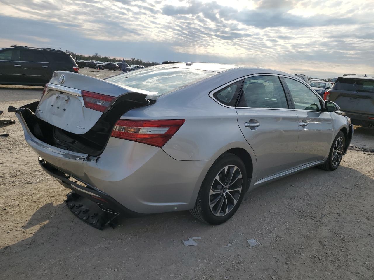 Obraz 3 z 2016 TOYOTA AVALON XLE 2016 z VIN 4T1BK1EB6GU215772