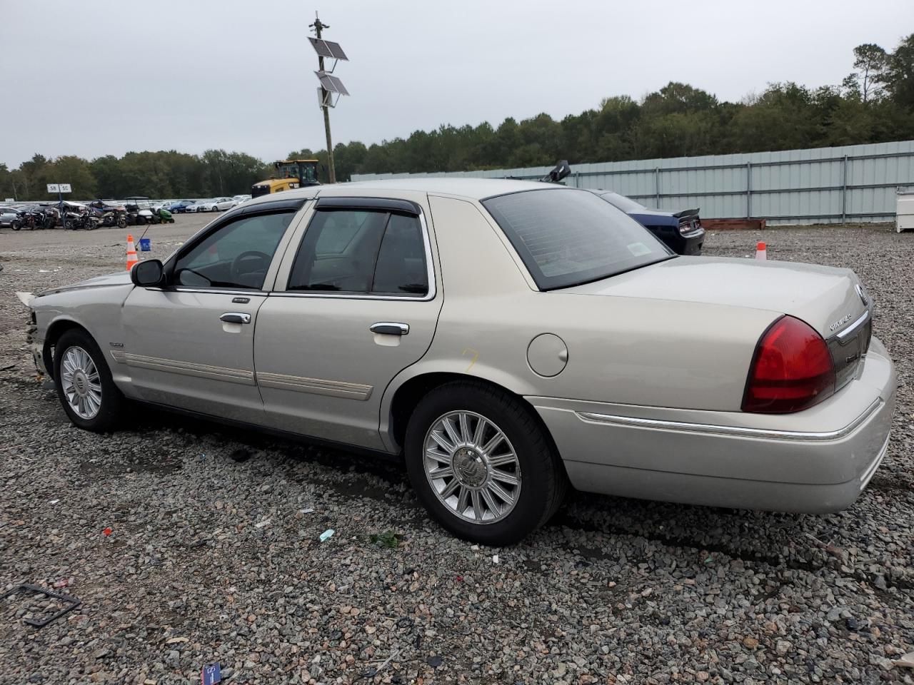 Obraz 2 z Mercury Grand Marquis Ls 2010 z VIN 2MEBM7FV2AX636171