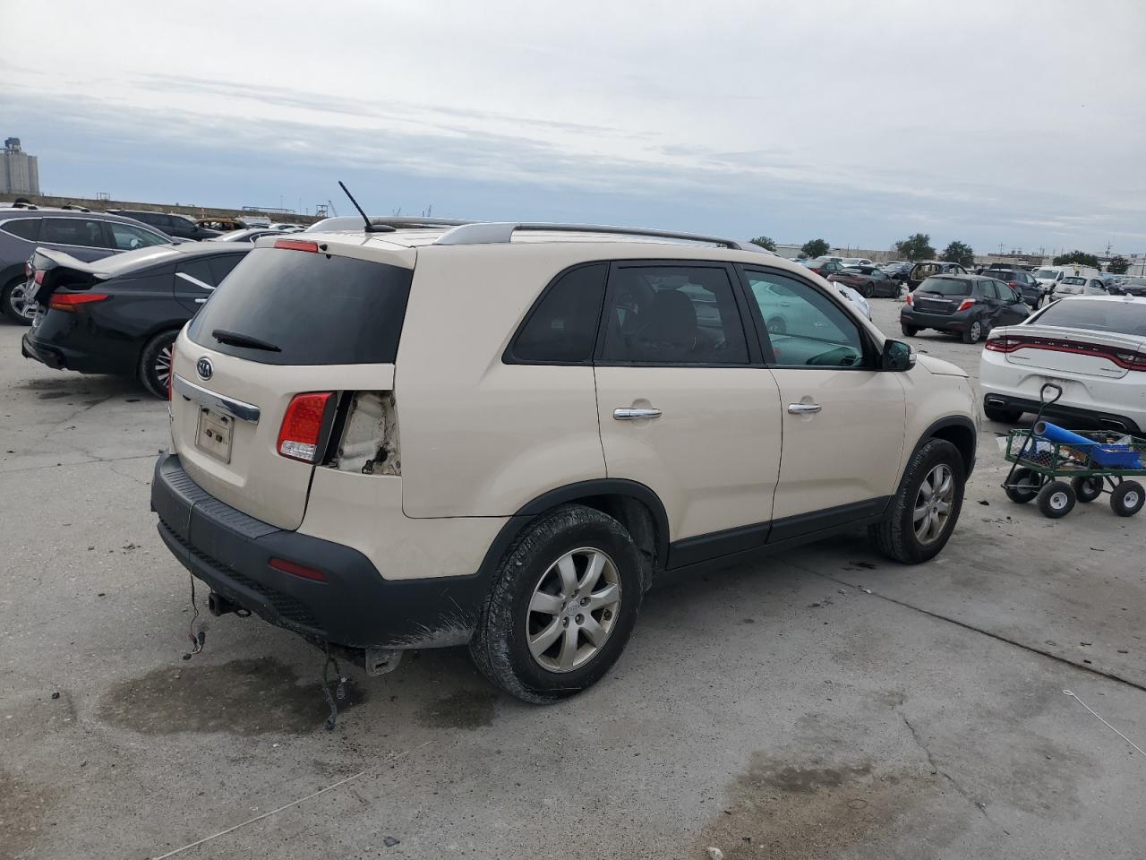 Image 3 of 2011 KIA SORENTO BASE 2011 with VIN 5XYKT4A18BG143192