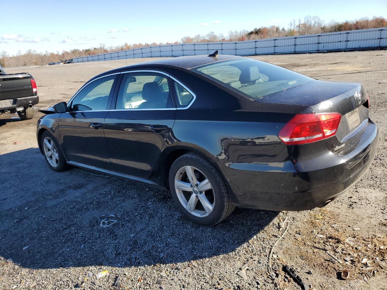 Изображение 2 2013 VOLKSWAGEN PASSAT SE 2013 с VIN 1VWBP7A36DC113765