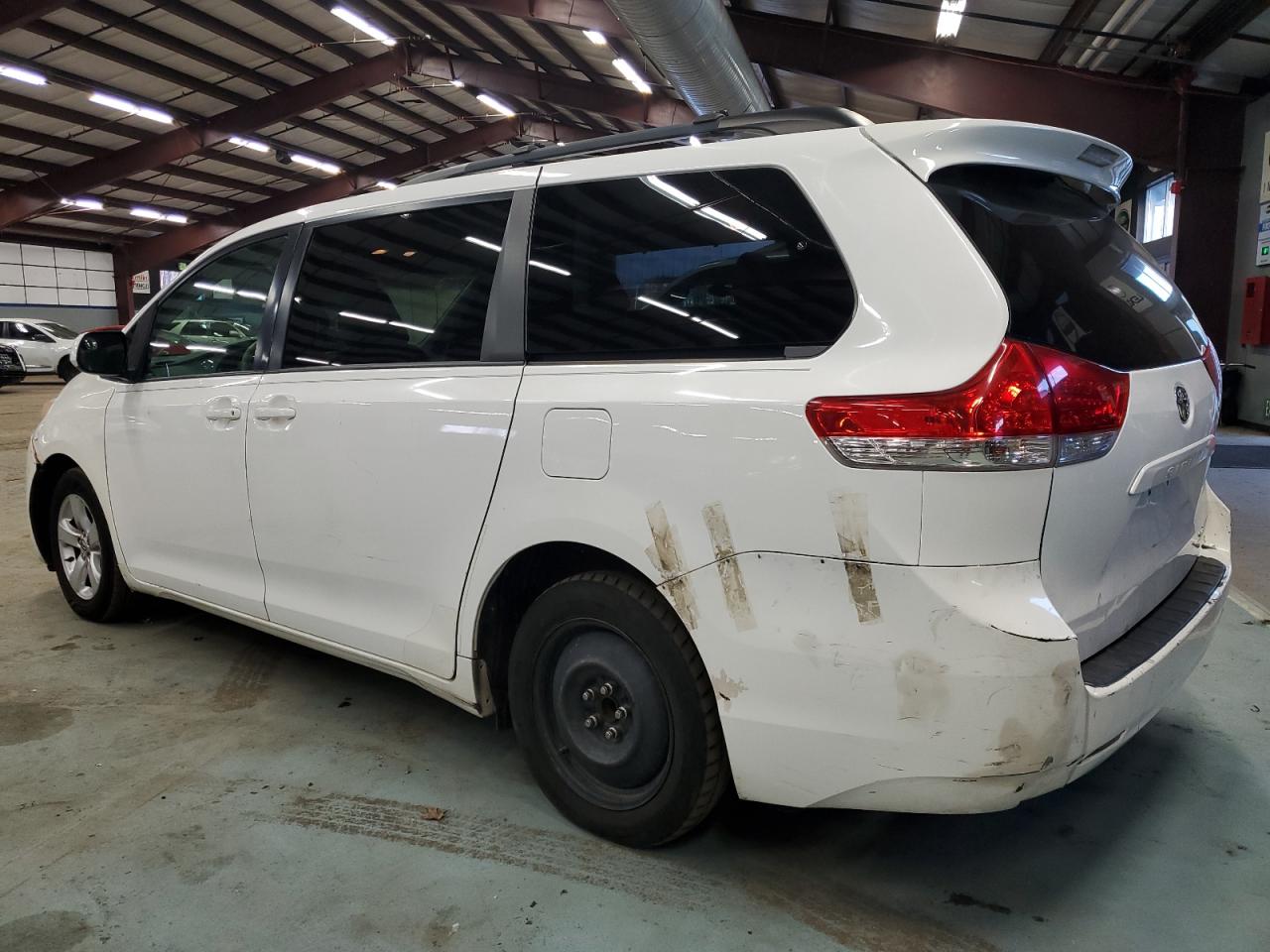 Image 2 of 2013 TOYOTA SIENNA LE 2013 with VIN 5TDKK3DCXDS375664