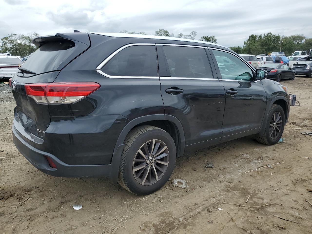 Изображение 3 Toyota Highlander Se 2018 с VIN 5TDJZRFH3JS856130