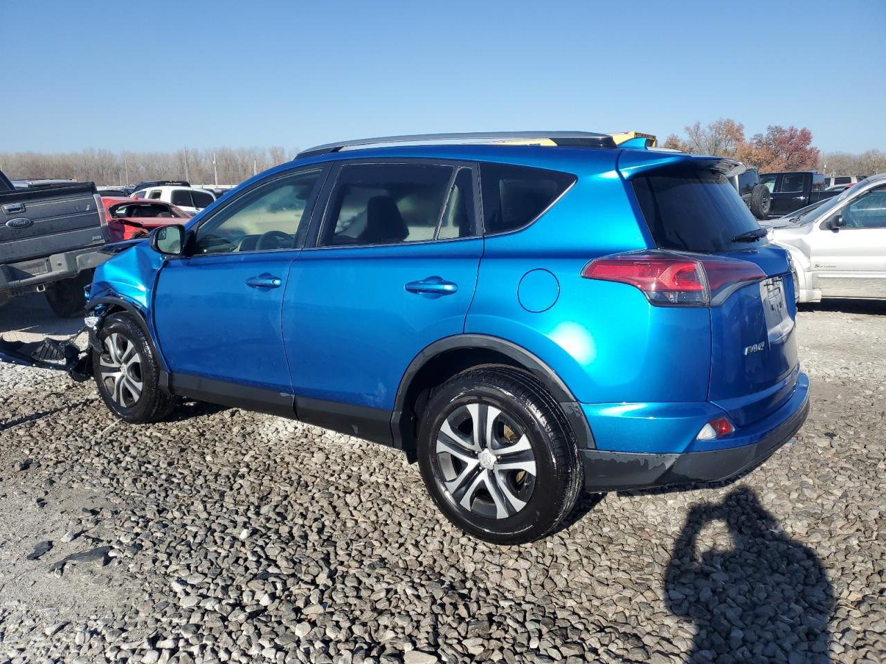 Изображение 2 2017 TOYOTA RAV4 LE 2017 с VIN JTMBFREV4HJ108997