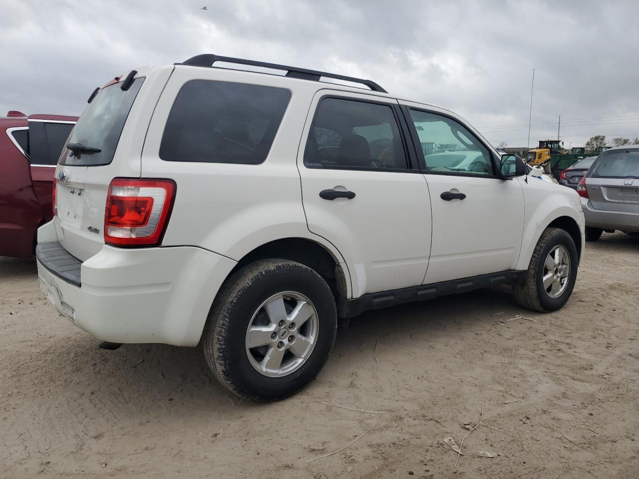 Image 3 of 2009 FORD ESCAPE XLT 2009 with VIN 1FMCU93G89KB20477