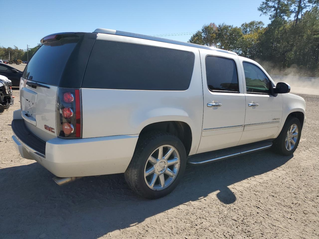 Image 3 of 2013 GMC YUKON XL DENALI 2013 with VIN 1GKS2MEF7DR145095