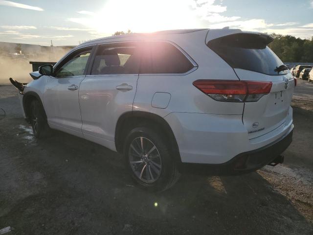 Image 2 of 2018 TOYOTA HIGHLANDER SE 2018 with VIN 5TDKZRFH2JS529903