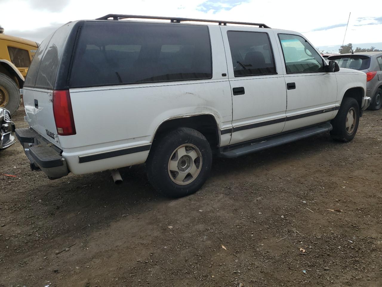 Image 3 of 1998 CHEVROLET SUBURBAN K1500 1998 with VIN 3GNFK16R3WG140197