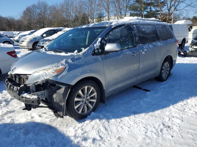 2013 TOYOTA SIENNA LE 2013 image