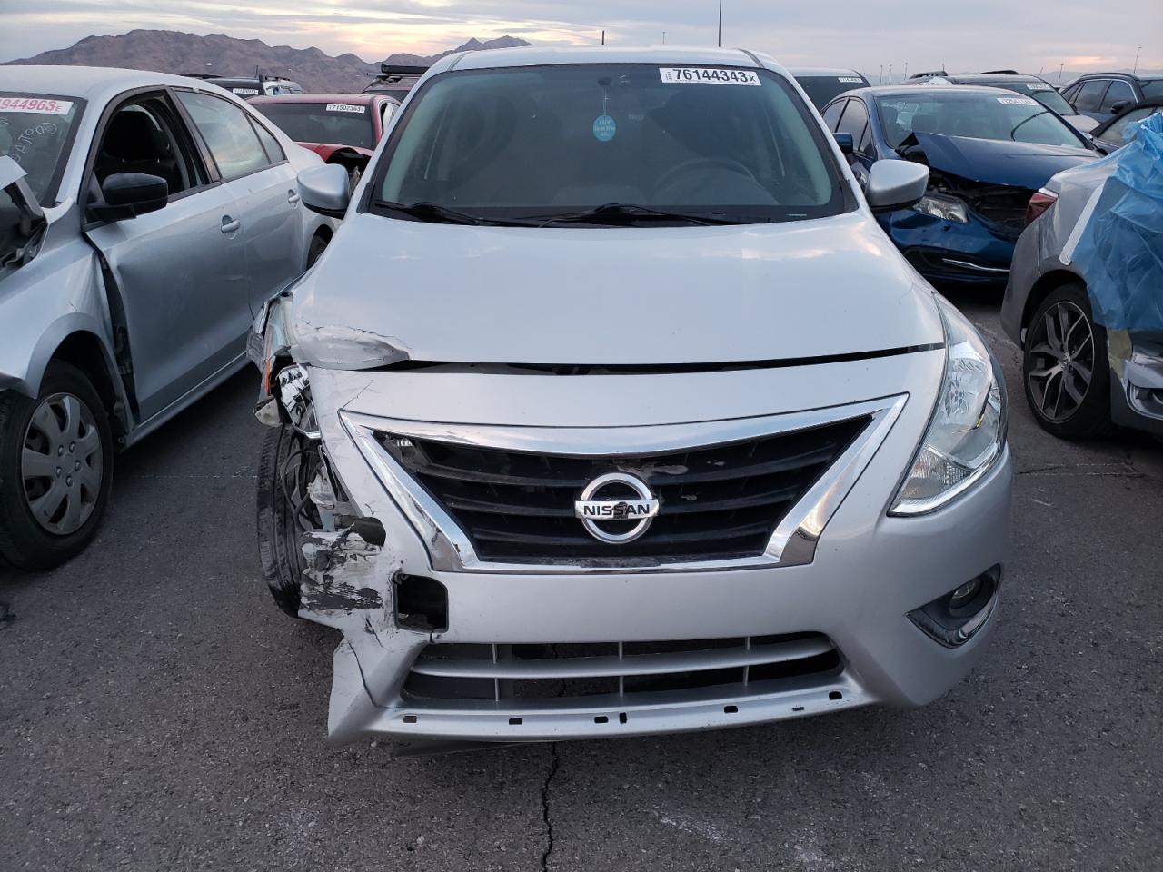 Obraz 2 z 2017 NISSAN VERSA S 2017 z VIN 3N1CN7AP7HL800590
