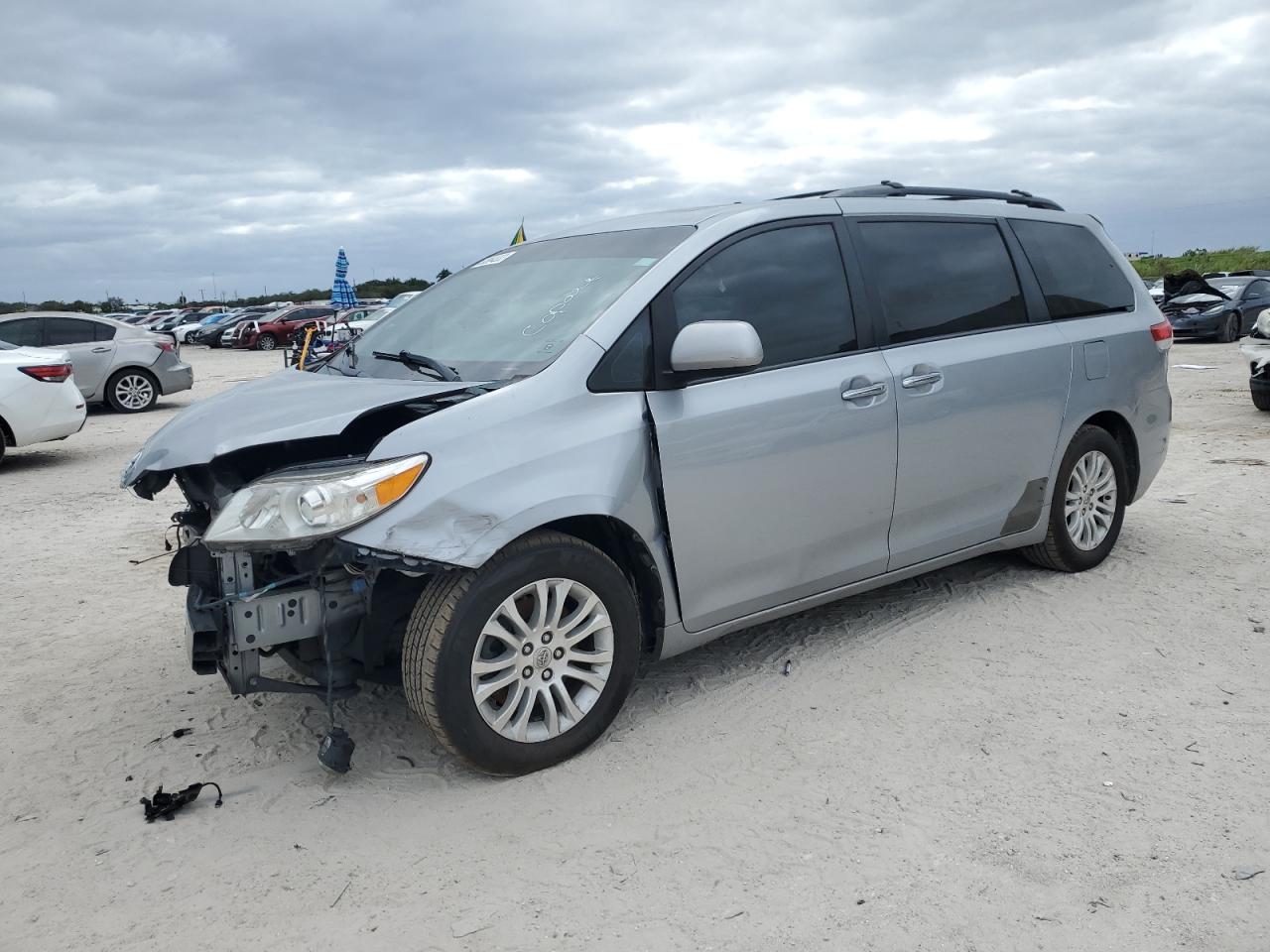 Изображение 2014 TOYOTA SIENNA XLE 2014
