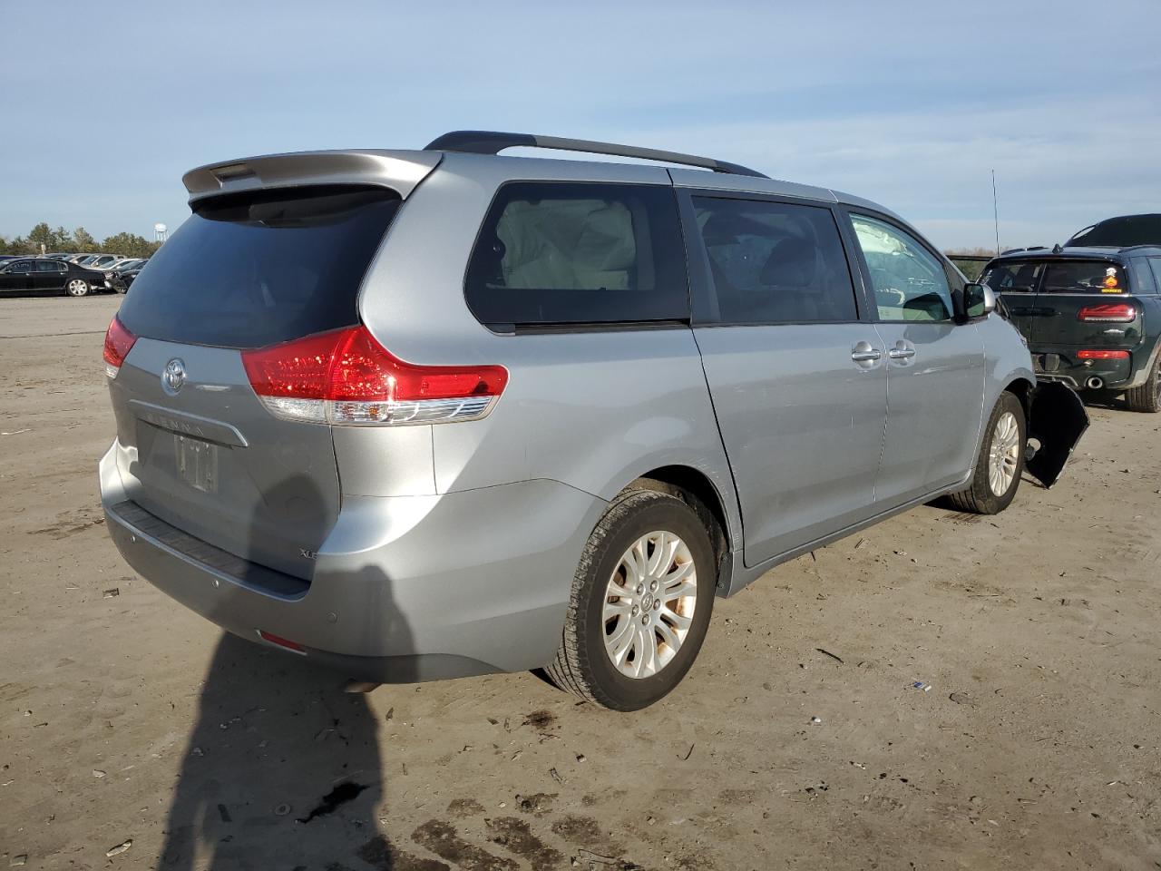 Image 3 of 2014 TOYOTA SIENNA XLE 2014 with VIN 5TDYK3DCXES522836