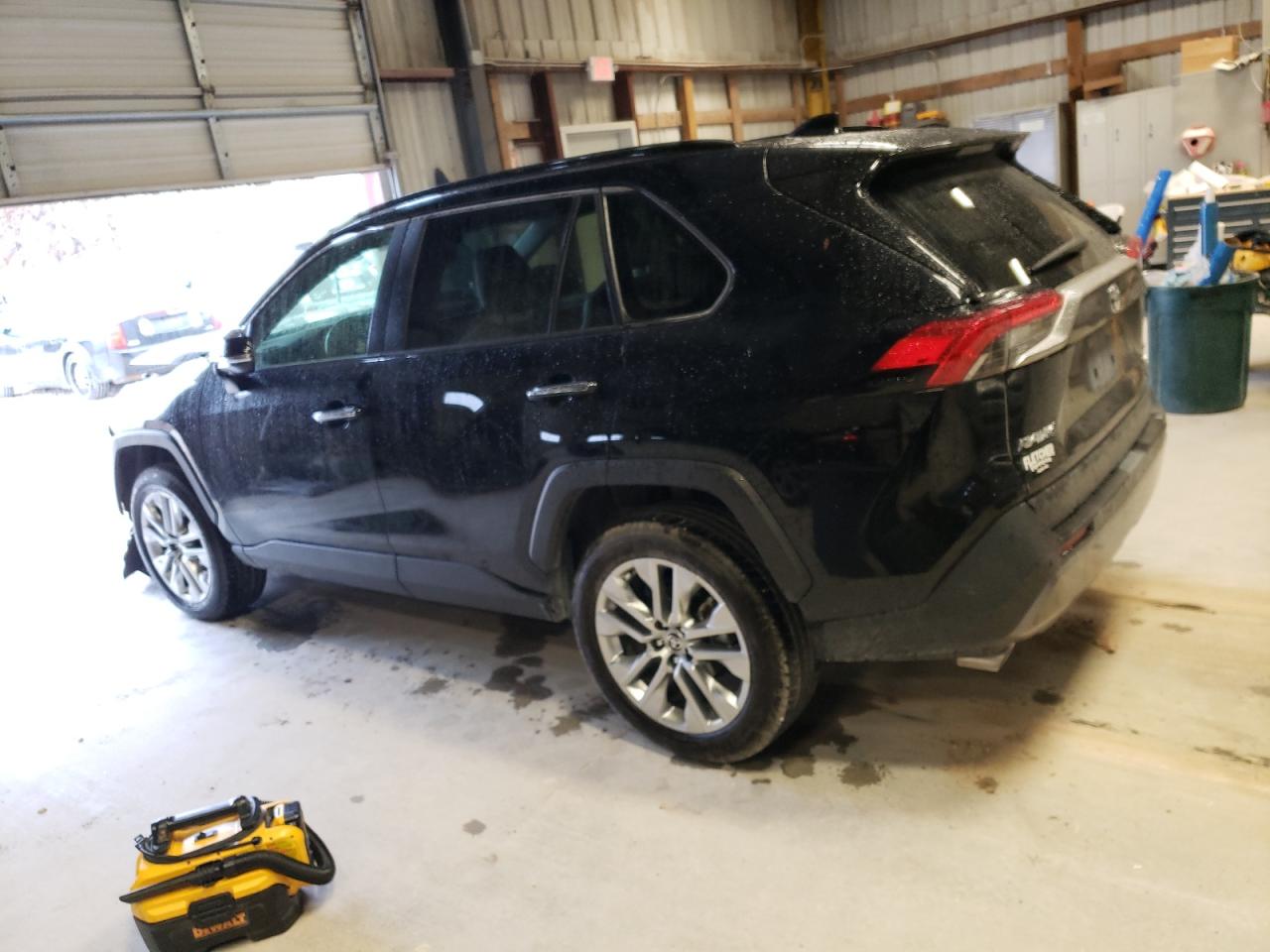 Image 2 of 2020 TOYOTA RAV4 LIMITED 2020 with VIN JTMN1RFV2LD528050