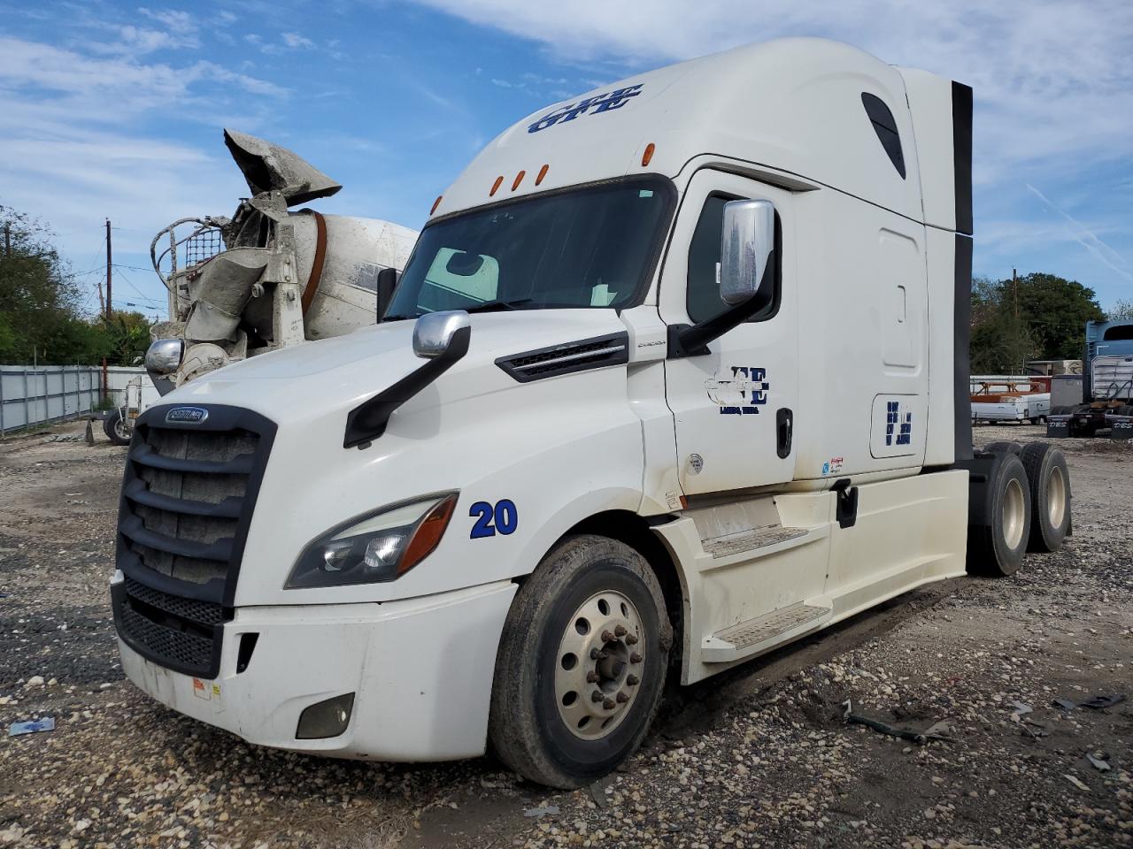 Image 2 of 2018 FREIGHTLINER CASCADIA 126 2018 with VIN 3AKJHHDR6JSJN8702