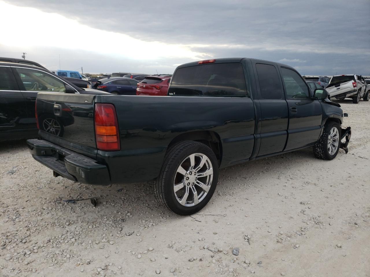 Image 3 of 2002 CHEVROLET SILVERADO C1500 2002 with VIN 2GCEC19V421403679