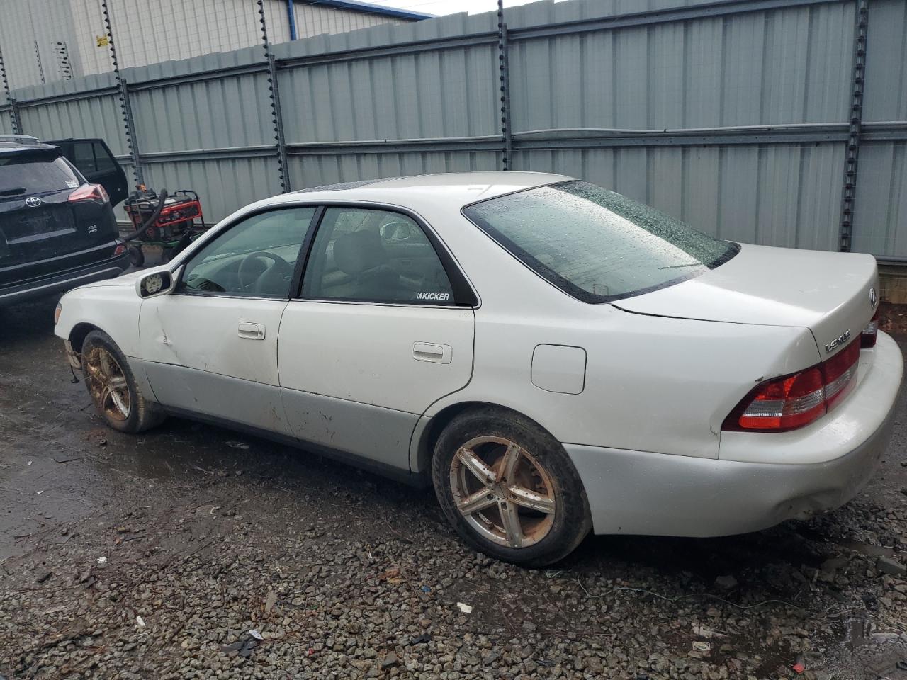 Image 2 of 2001 LEXUS ES 300 2001 with VIN JT8BF28G310334625