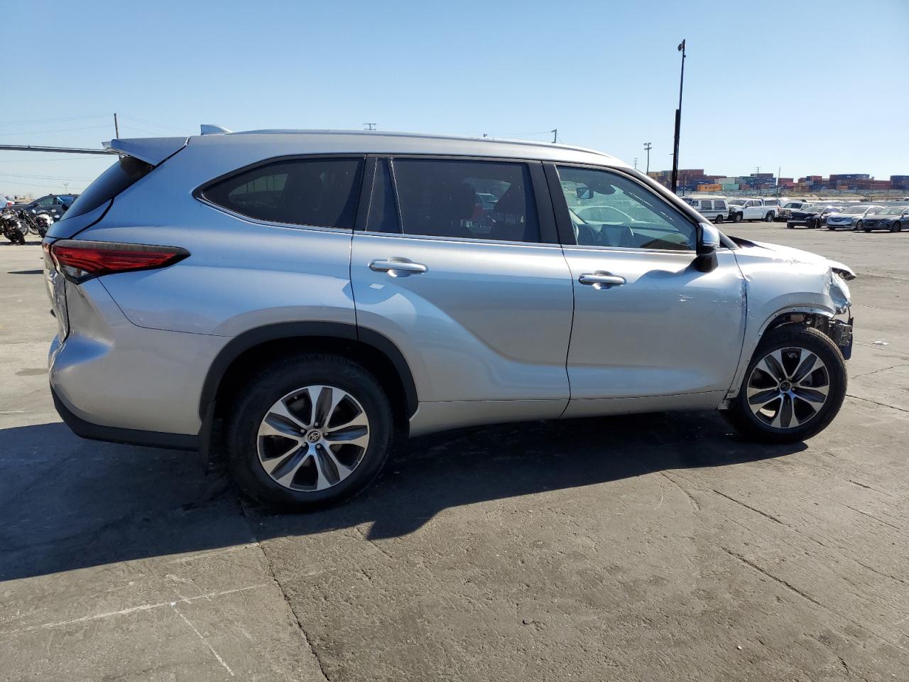 Изображение 3 2022 TOYOTA HIGHLANDER XLE 2022 с VIN 5TDGZRBH0NS201574