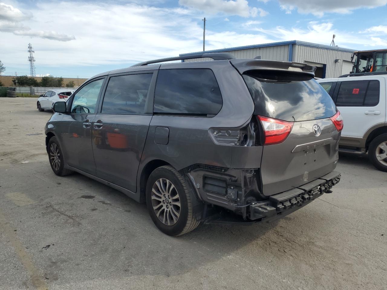 Изображение 2 2019 TOYOTA SIENNA XLE 2019 с VIN 5TDYZ3DC3KS984338