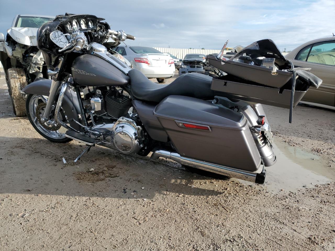 Image 3 of 2016 HARLEY-DAVIDSON FLHXS STREET GLIDE SPECIAL 2016 with VIN 1HD1KRM11GB672605