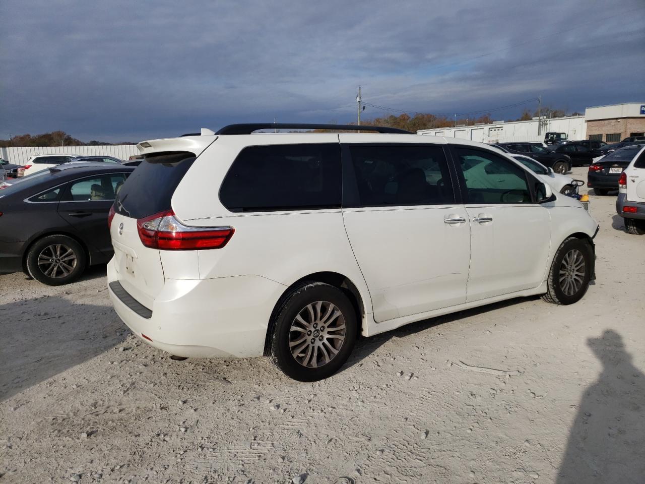 Obraz 3 z 2018 TOYOTA SIENNA XLE 2018 z VIN 5TDYZ3DC3JS922243