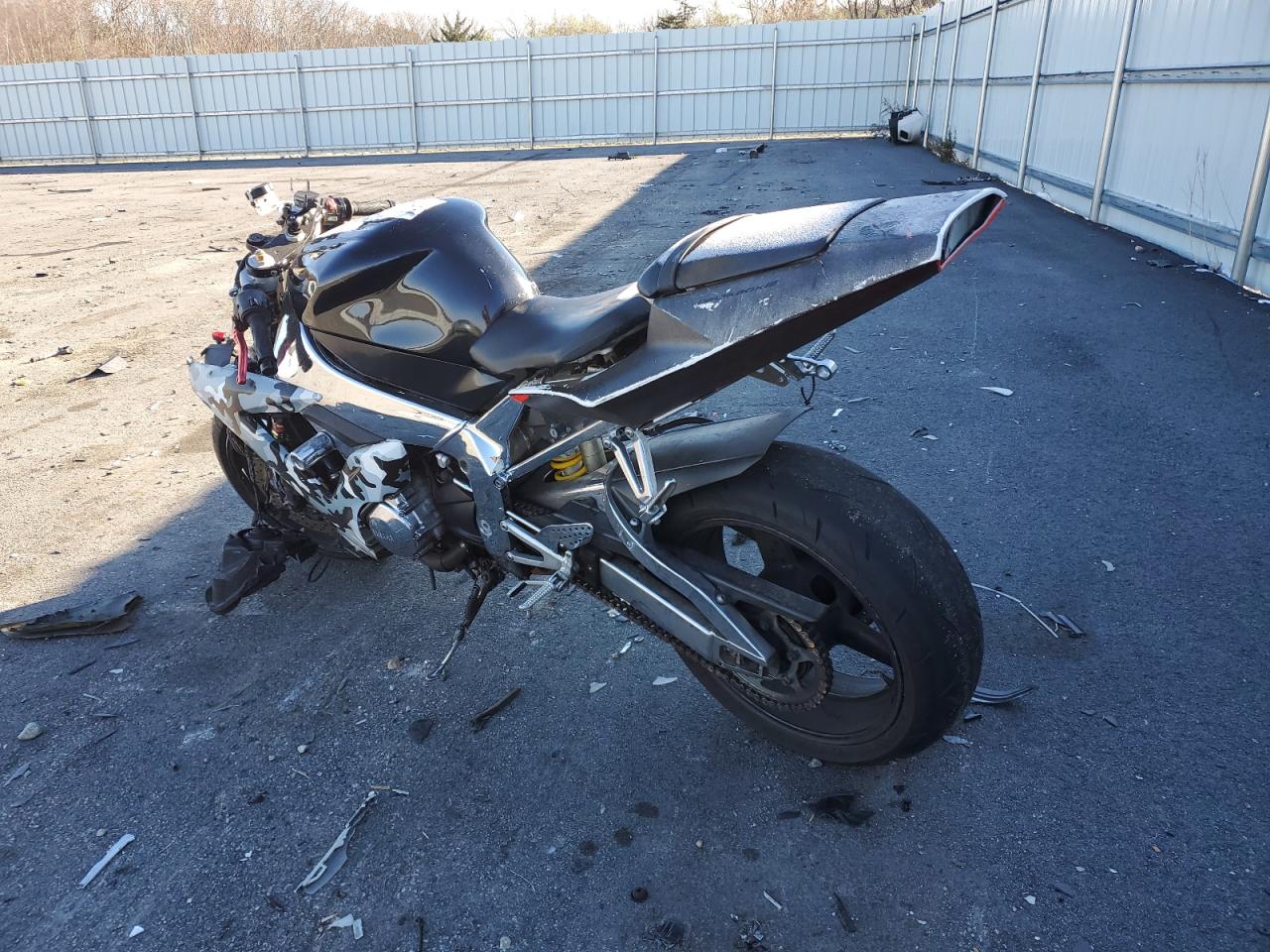 Obraz 3 z 2003 YAMAHA YZFR1  2003 z VIN JYARN10E73A009671