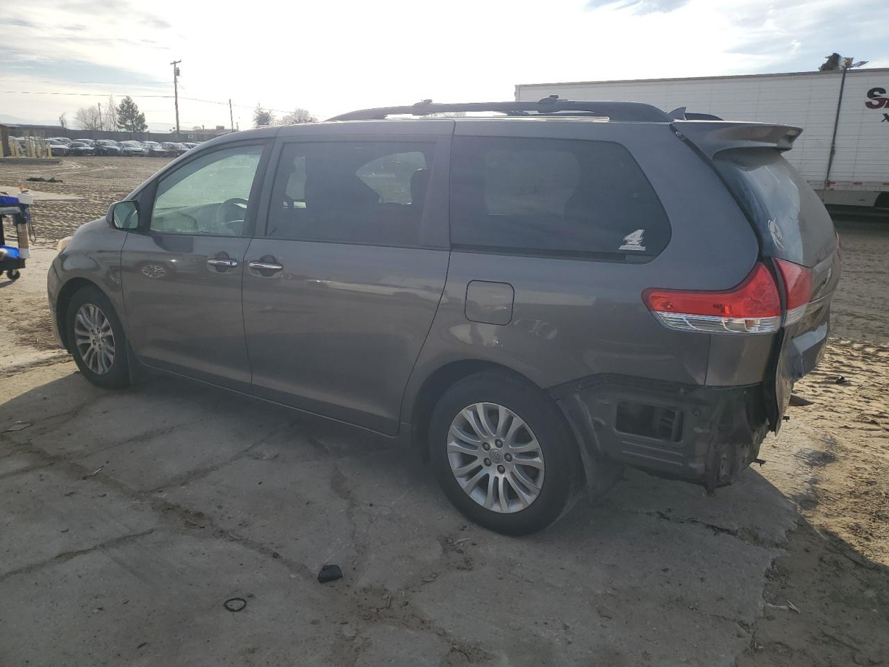 Image 2 of 2013 TOYOTA SIENNA XLE 2013 with VIN 5TDYK3DC6DS315651