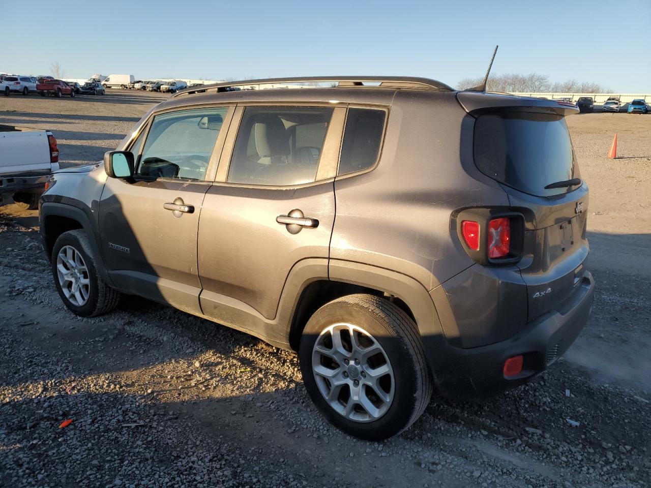 Obraz 2 z 2018 JEEP RENEGADE LATITUDE 2018 z VIN ZACCJBBBXJPG72115
