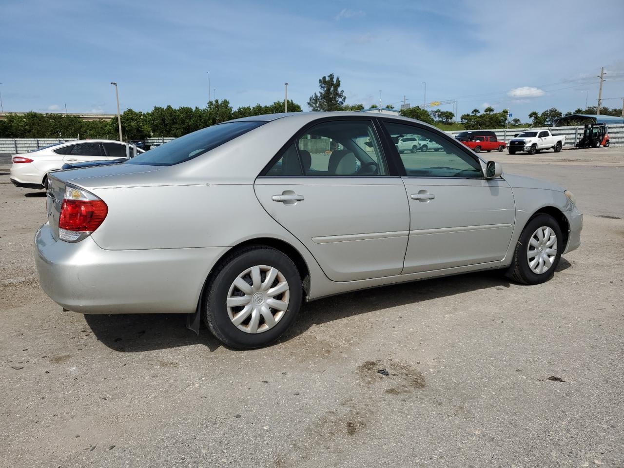 Image 3 of 2005 TOYOTA CAMRY LE 2005 with VIN 4T1BE32K25U009000