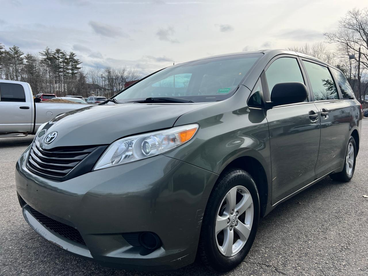 Image 2 of 2011 TOYOTA SIENNA  2011 with VIN 5TDZK3DC4BS004155