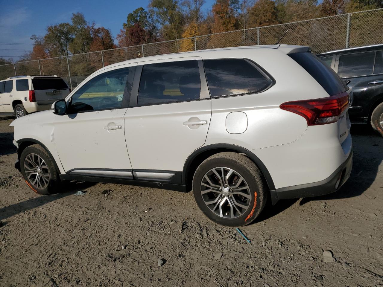 Obraz 2 z 2016 MITSUBISHI OUTLANDER SE 2016 z VIN JA4AZ3A39GZ023149