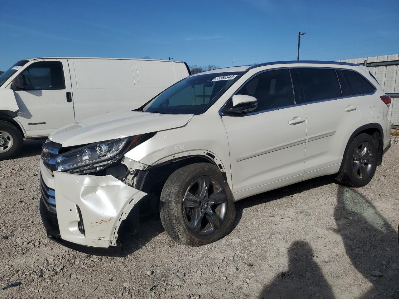 Image 1 of 2019 TOYOTA HIGHLANDER LIMITED 2019 with VIN 5TDDZRFH7KS969111