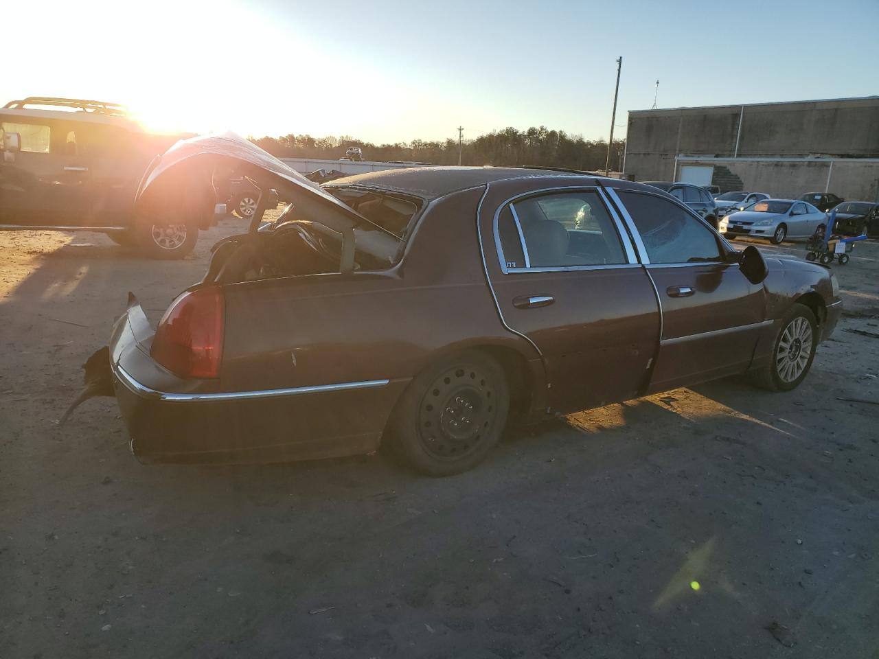 Image 3 of 2003 LINCOLN TOWN CAR SIGNATURE 2003 with VIN 1LNHM82W33Y649493