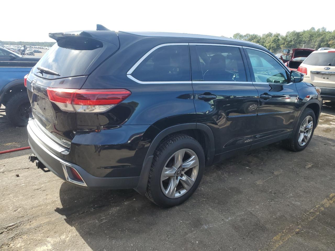 Image 3 of 2018 TOYOTA HIGHLANDER LIMITED 2018 with VIN 5TDYZRFH6JS241702