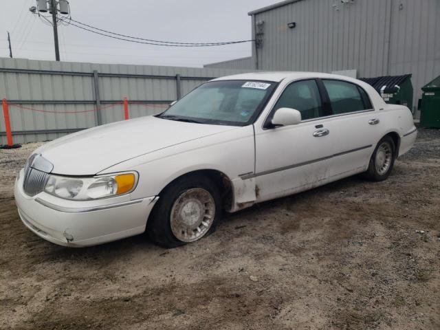 Image 1 of 2001 LINCOLN TOWN CAR EXECUTIVE 2001 with VIN 1LNHM81W01Y660868