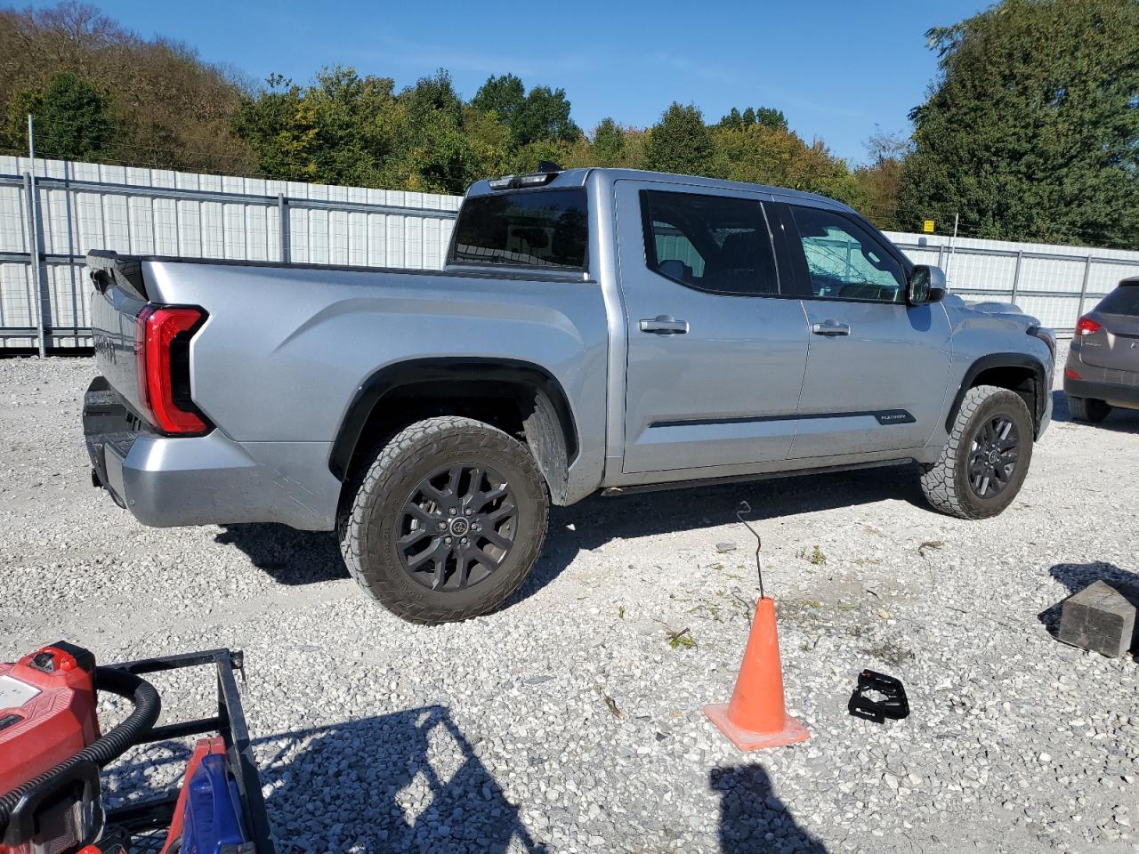 Изображение 3 2023 TOYOTA TUNDRA CREWMAX PLATINUM 2023 с VIN 5TFNA5DBXPX094773