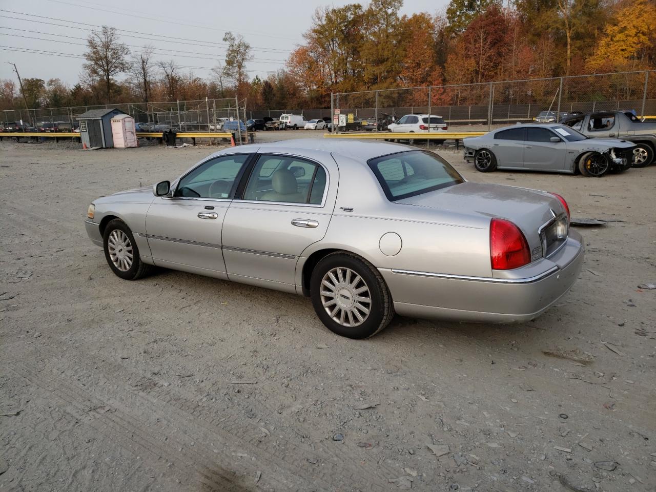 Obraz 2 z 2005 LINCOLN TOWN CAR SIGNATURE LIMITED 2005 z VIN 1LNHM82W55Y643598