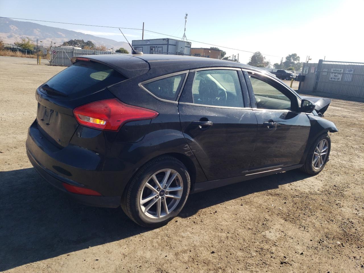 Image 3 of 2018 FORD FOCUS SE 2018 with VIN 1FADP3K23JL304006