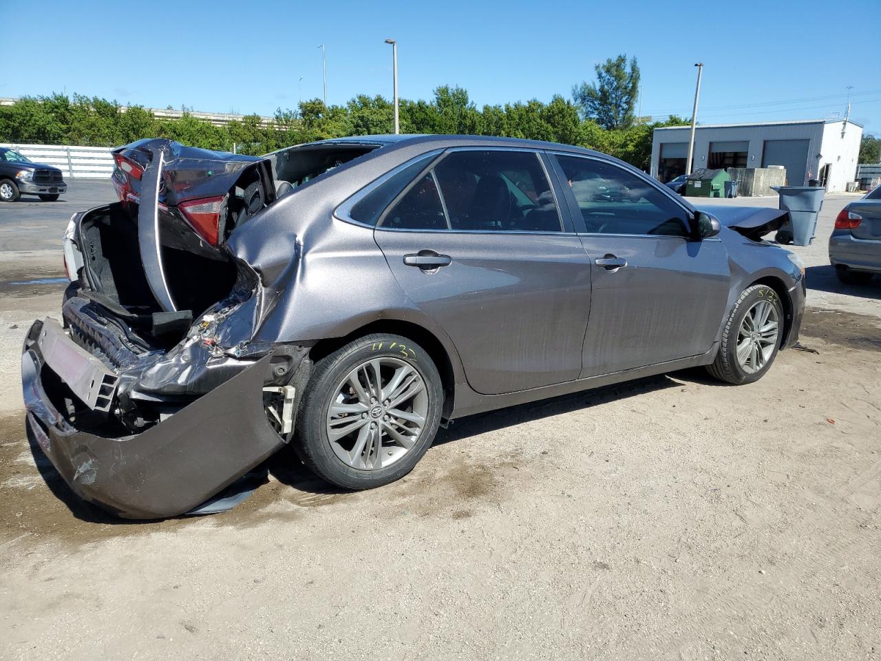 Image 3 of 2015 TOYOTA CAMRY SE 2015 with VIN 4T1BF1FK3FU483535