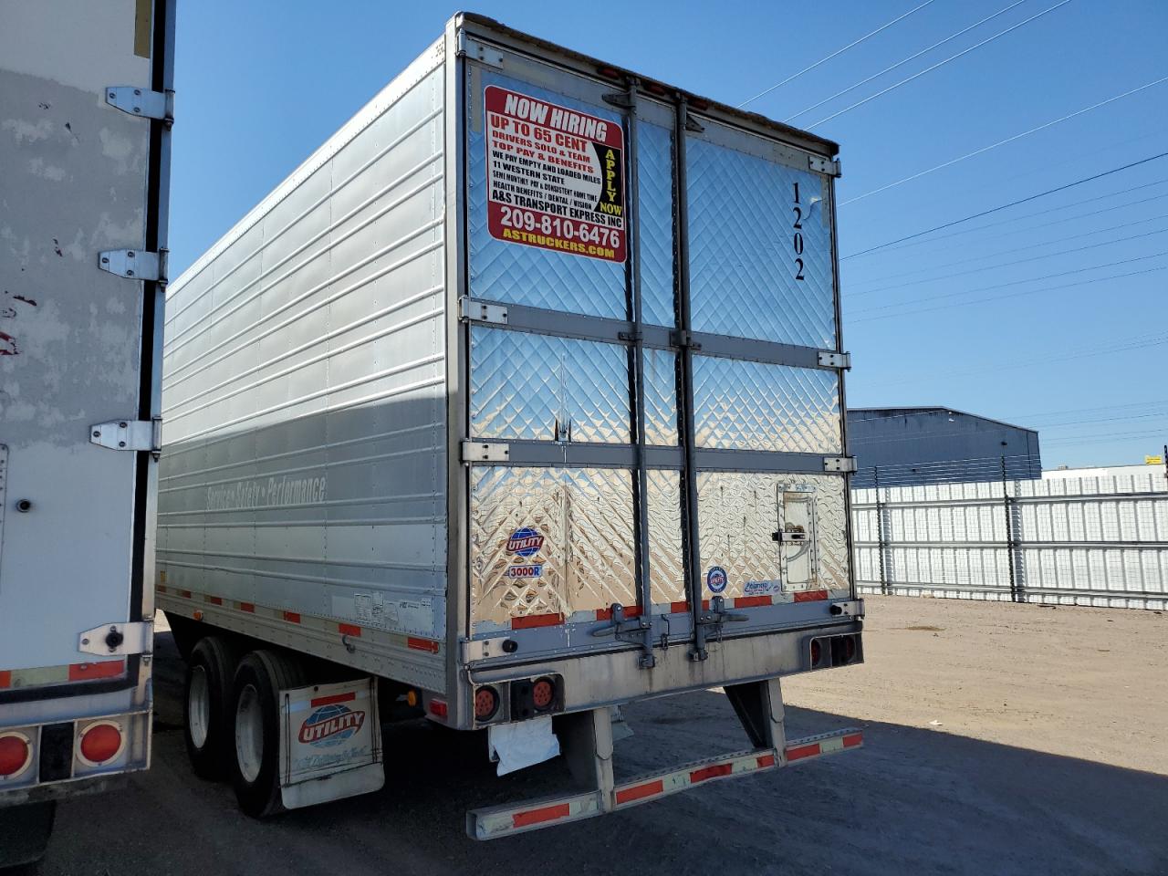 Image 3 of 2004 UTILITY REEFER 2004 with VIN 1UYVS25324U124754