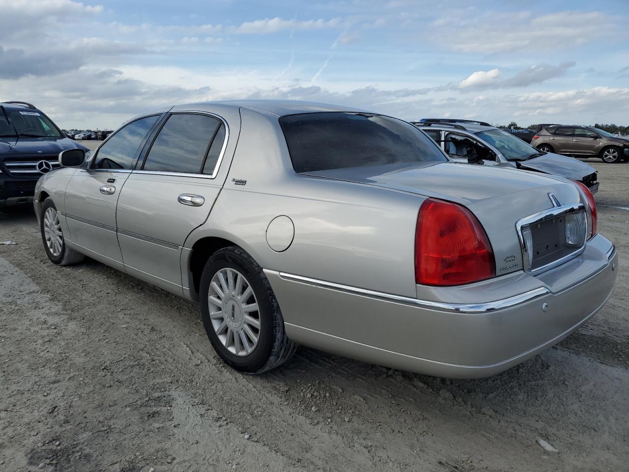 Изображение 2 2005 LINCOLN TOWN CAR SIGNATURE LIMITED 2005 с VIN 1LNHM82W15Y666151