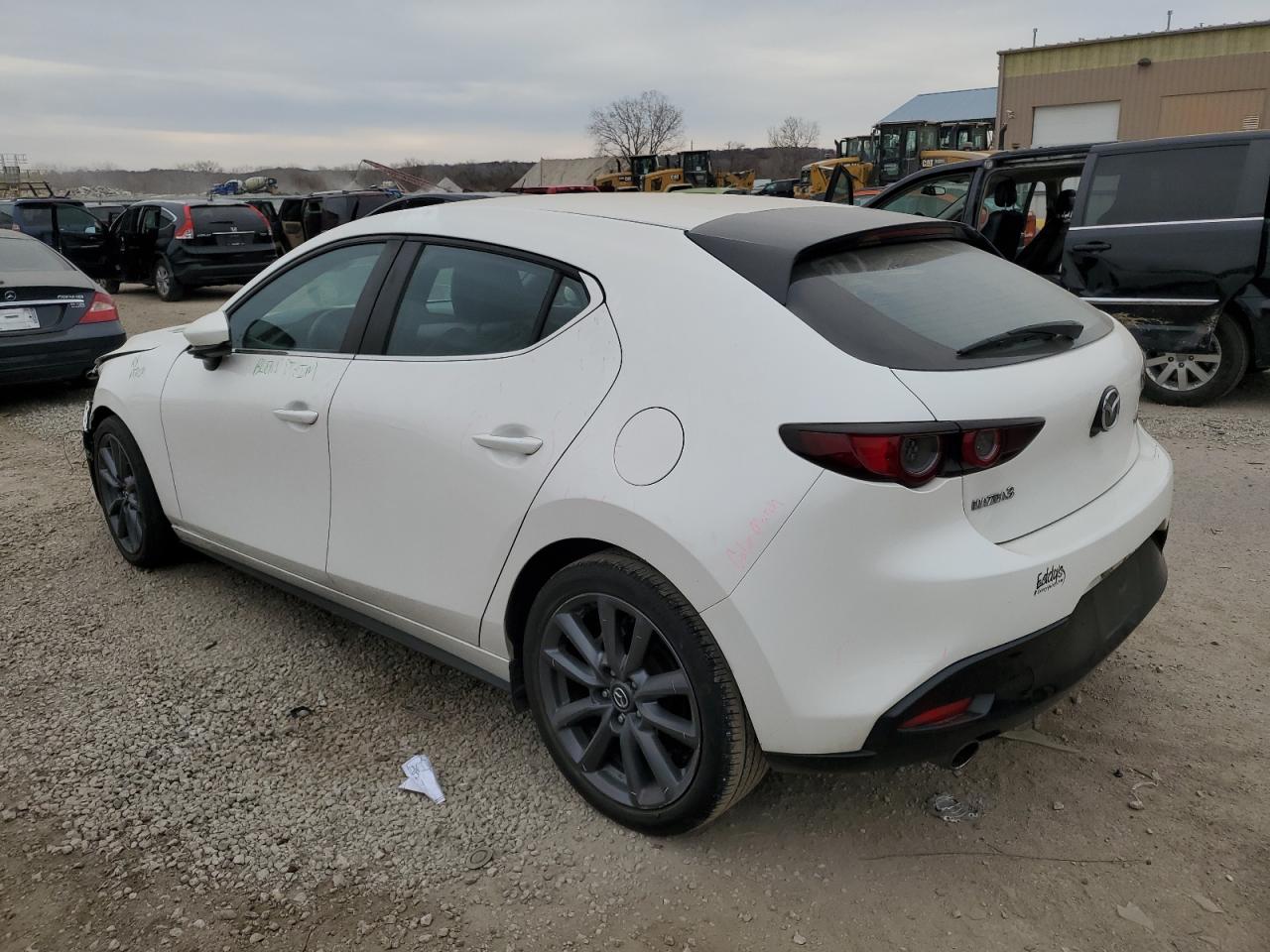 Изображение 2 2021 MAZDA 3 SELECT 2021 с VIN JM1BPAKL2M1401826