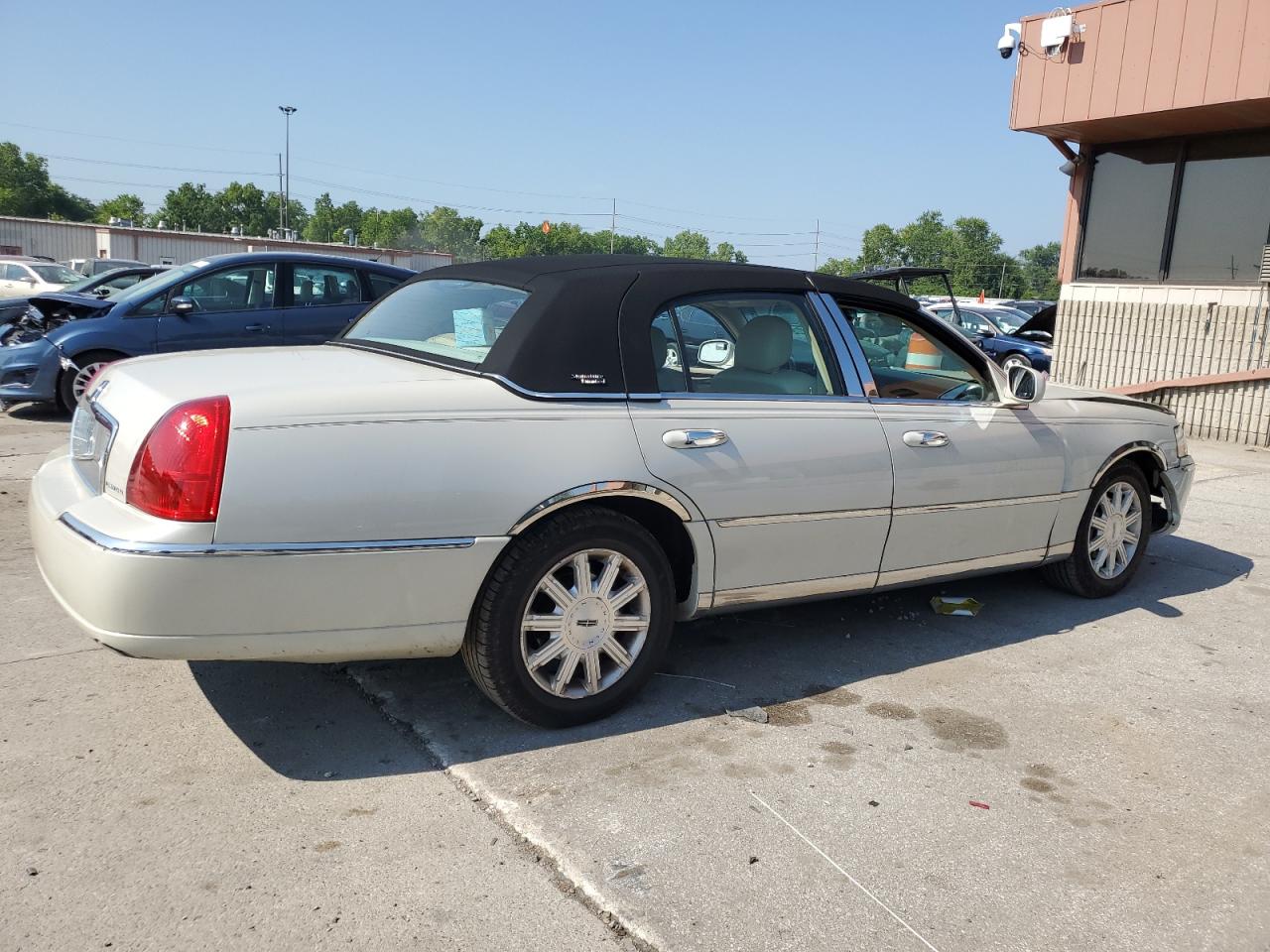 Изображение 3 2007 LINCOLN TOWN CAR SIGNATURE LIMITED 2007 с VIN 1LNHM82V17Y602959