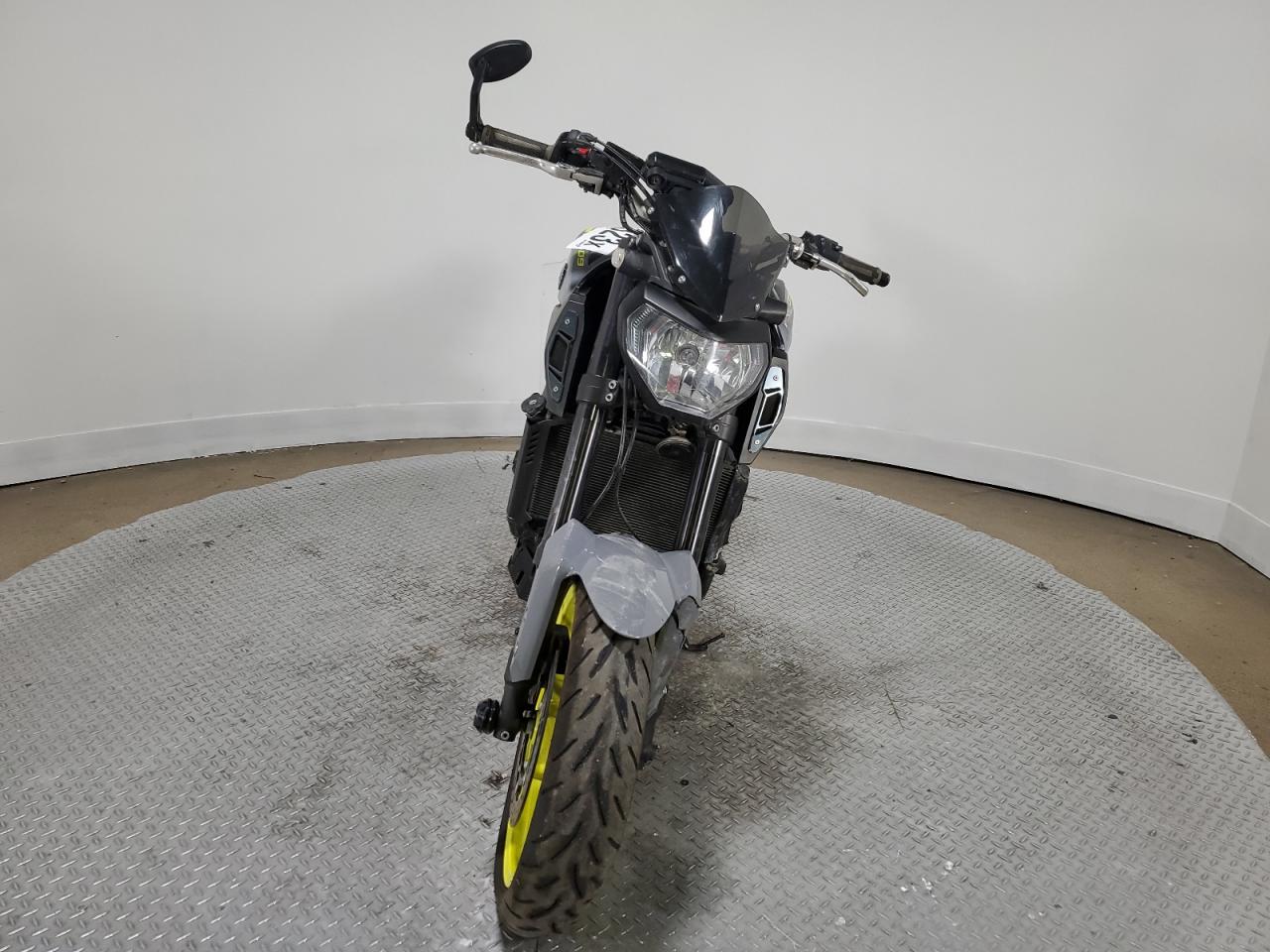 Изображение 2 2016 YAMAHA FZ09  2016 с VIN JYARN33E1GA010604
